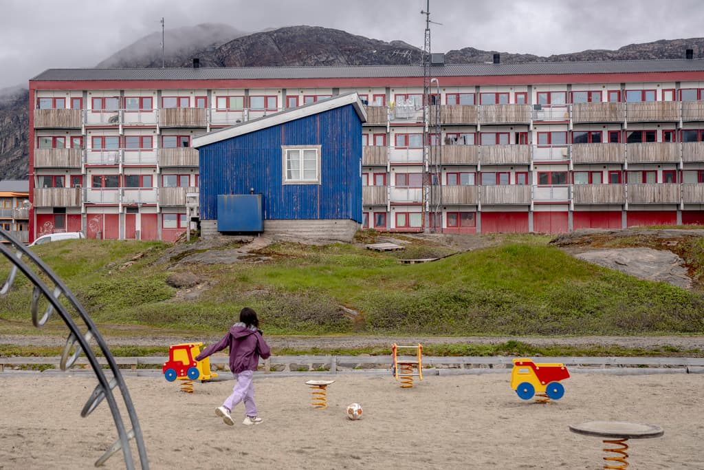 ARCHIVO – Un niño juega frente a un bloque residencial en Sisimiut, Groenlandia, el martes 2 de julio de 2024.