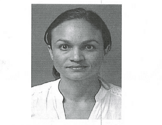 Radican cargos a maestra que agredió a agentes 