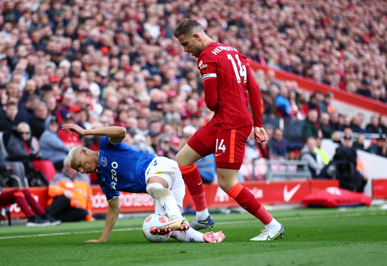 Liverpool derrotó al Everton gracias a los goles de Andrew Robertson y Divock Origi.