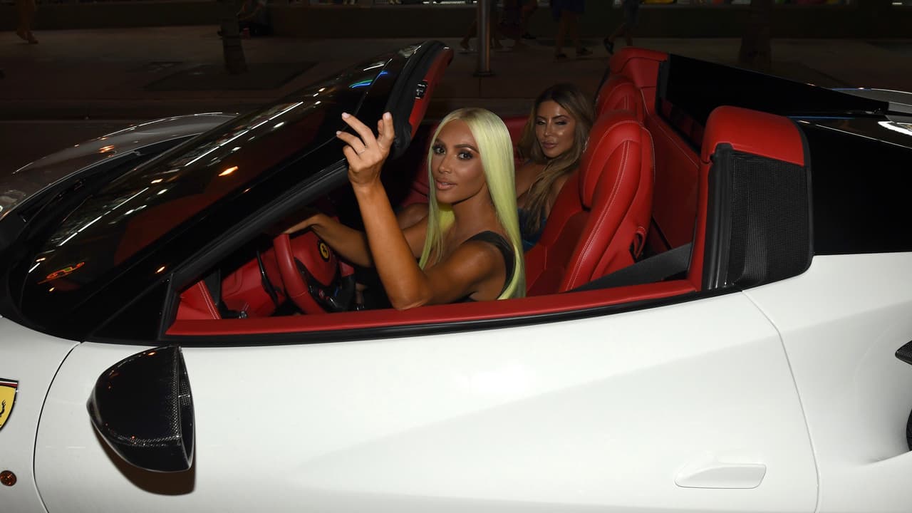 En todo caso, es posible que Kim Kardashian tenga que
<b>entregar a la justicia</b> de Estados Unidos un costoso Ferrari que dice nunca haber recibido.