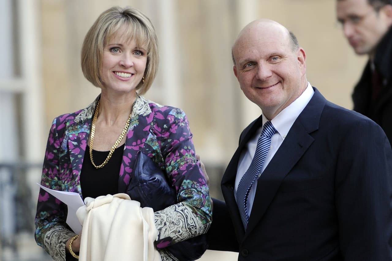 <b>Puesto 27. Steve y Connie Ballmer</b>
<br>
<br>Donaciones de por vida: 1,400 millones de dólares.
<br>
<br>Porcentaje del patrimonio neto donado: 1.9%.
<br>
<br>Patrimonio neto: 72,600 millones de dólares.
<br>
<br>Enfoque de sus aportes: movilidad económica.
<br>
<br>Steve Ballmer fue CEO de Microsoft durante 14 años y hoy es el dueño del equipo de la NBA Los Ángeles Clippers. Su esposa, Connie, es la directora de Ballmer Group, una organización benéfica que busca ayudar a erradicar la pobreza en Estados Unidos. Esta lista se basa en un estudio realizado por el portal 24/7 Wall St, que 
<a href="https://247wallst.com/special-report/2021/06/26/americas-most-generous-billionaires/"><u>encontró los mayores donantes del país y sus fortunas</u></a>.