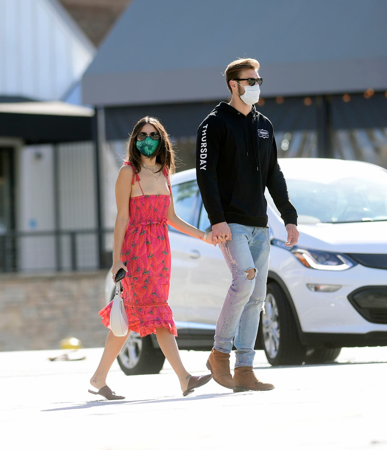 En noviembre del 2020, se le vio muy cariñosa con el modelo 
<b>Dusty Lachowicz,</b> caminando de la mano por las calles de Los Ángeles. La chispa duró poco, pues al paso de los días ya no se les volvió a ver juntos.