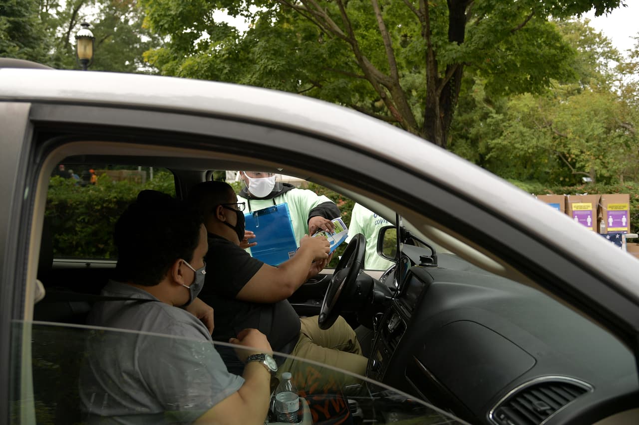 <b>Jueves de 7 a 9 a.m.</b>
<br>Estas escuelas distribuirán desde autoservicio paquetes de comidas gratuitos para 7 días de 7:00 a 9:00 a.m. todos los jueves: 
<br>
<ul>
 <li style="box-sizing: border-box;">Primaria Blackshear</li>
 <li style="box-sizing: border-box;">Escuela Preparatoria de Universidad Temprana Crockett</li>
 <li style="box-sizing: border-box;">Academia de Liderazgo para Hombres Jóvenes García</li>
 <li style="box-sizing: border-box;">Primaria Oak Hill</li>
 <li style="box-sizing: border-box;">Primaria Padrón</li>
 <li style="box-sizing: border-box;">Primaria Widén</li>
</ul>