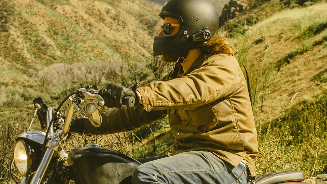 <h3 class="cms-H3-H3"><b>Intercomunicadores con cámara 4K integrada - Sena 10C EVO</b></h3>
<br>
<br>Aunque están diseñados especialmente para grupos de motociclistas, también pueden ser usados por los entusiastas de carros que salen a correr en la pista los fines de semana. Estos dispositivos se adhieren a los cascos para crear una red de comunicación con otras personas. Así también, permiten hacer llamadas, escuchar música, grabar videos en 4K durante 1 hora y media y tomar fotos 4:3 de 12 megapixeles. 
<br>
<br>
<b>Precio:</b> $399
<br>
<br>
<b>Link: </b>
<a href="http://www.buysena.com/10C-EVO-Motorcycle-Bluetooth-Camera-Communication-System.html"><u>Sena 10C EVO</u></a>