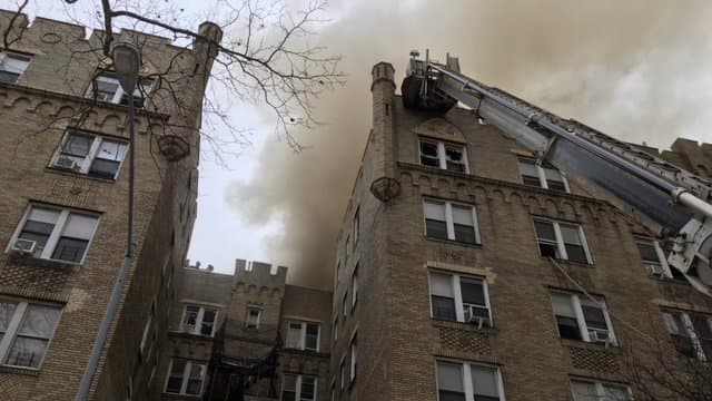 Catorce heridos deja incendio en un edificio residencial de Manhattan