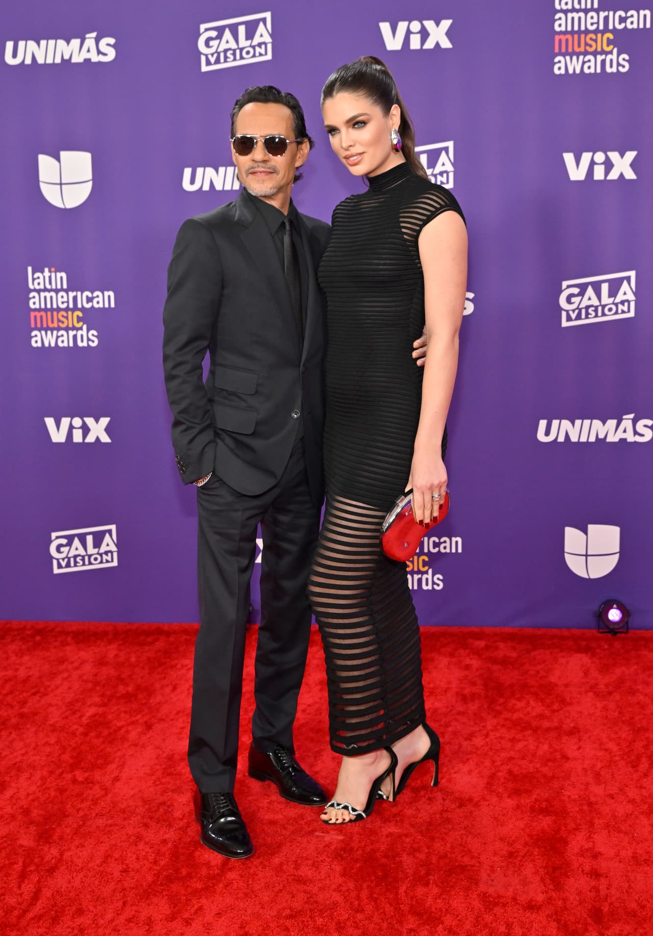 <b>Marc Anthony y Nadia Ferreira</b>
<br>
<br>El salsero y su esposa se dejaron ver con looks coordinados: ambos iban de negro. Mientras que él optó por un traje, ella llevó un vestido más clásico. 
<br>