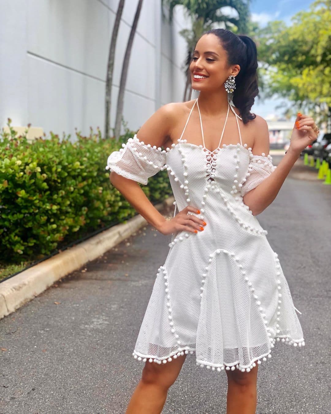 Aleyda lleva un atuendo y maquillaje casual con este lindo vestido de tirantes adornado con pequeños pompones. El peinado de 'cola de caballo' es un básico que a nuestras conductoras les va genial para enmarcar su rostro.