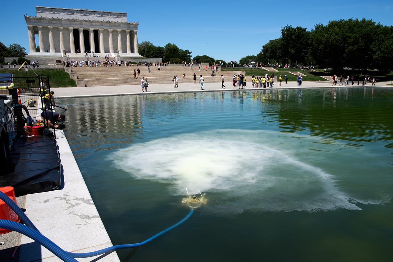 Una columna blanca de "nanoburbujas de ozono" se introduce en el estanque reflectante del Monumento a Lincoln mientras se limpia de algas, el martes 16 de junio de 2026, en Washington.
