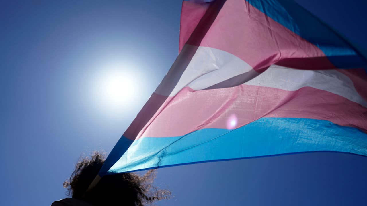 Trump anuncia política que solo reconoce dos géneros, suscitando preocupación en la comunidad LGBTQ+