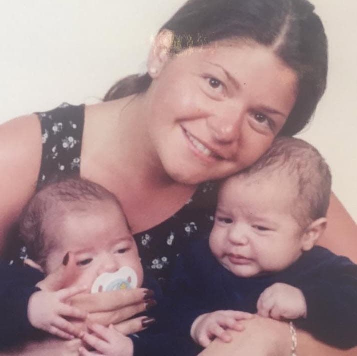 Itatí se convirtió en madre por primera vez junto a Eduardo Santamarina en 2001, con la llegada de los gemelos José Eduardo y Roberto Miguel.