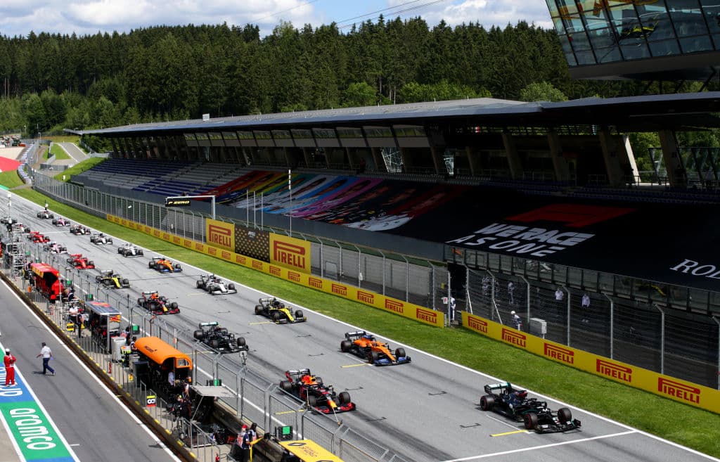 Así quedaron los primeros diez: Hamilton, Bottas, Verstappen, Albon, Norris, Pérez, Stroll, Ricciardo, Sainz y Kvyat. La siguiente fecha se correrá el Gran Premio de Hungría.