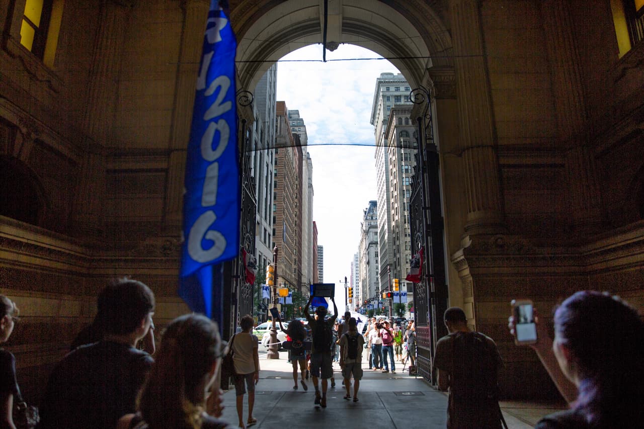 LUNES 25 DE JULIO. 10:16 AM. Día de manifestaciones en Filadelfia. A media mañana los partidarios de Bernie Sanders se reúnen en el City Hall de la ciudad e inician una concentración.