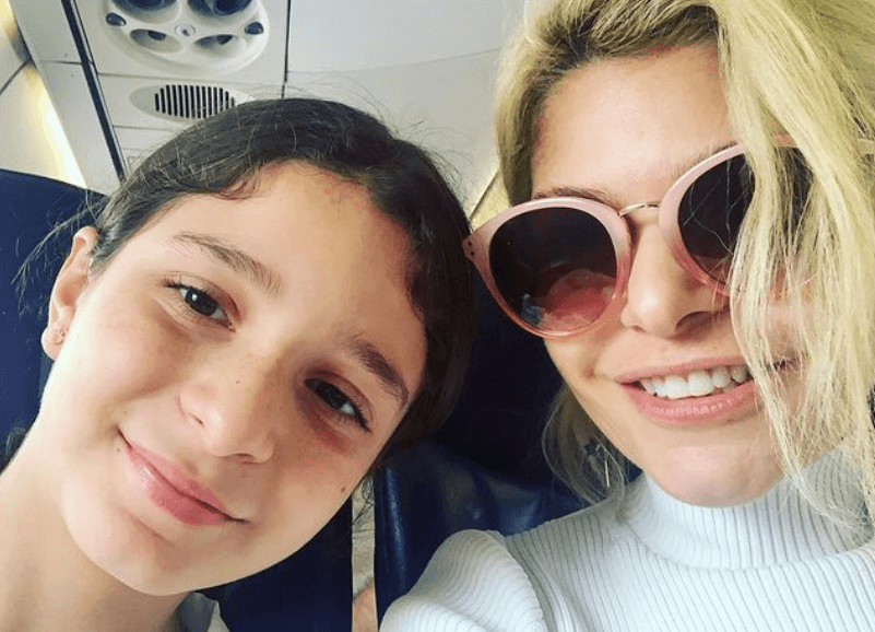 Itatí ha estado al pendiente de la formación de su hija, fruto de su matrimonio con el productor Carlos Alberto Cruz, y comentó que apoya su postura de luchar por los derechos de la mujer y le ha dejado claro que el ejemplo se pone en casa.
<br>