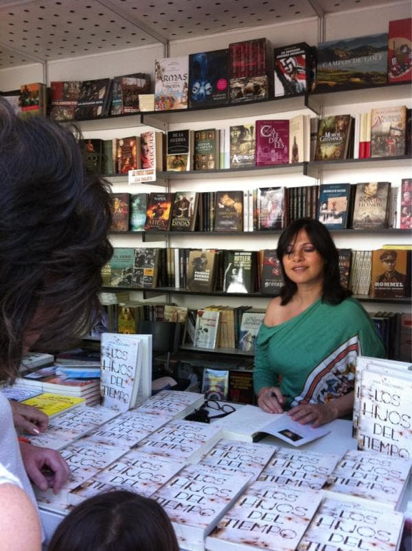 Hasta la fecha lleva publicados cinco libros: 'Entre dos fuegos' (2006), 'Los hijos del tiempo' (2012), 'Nacimos muertos', 'Por mi propia mano' (2013) y 'El misterio del Chez Rostand' (2013).