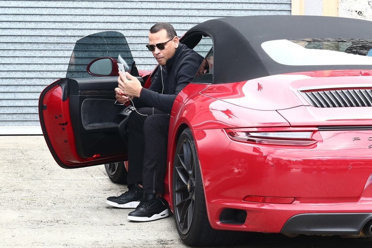 Alex Rodríguez sí tiene experiencia en manejar este tipo de carros, pero Jennifer López no.