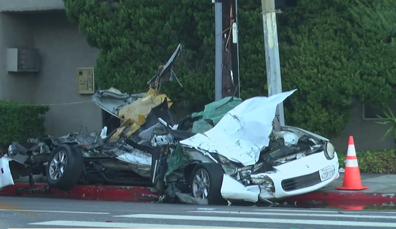 Un Chevy Camaro quedó destrozado luego de chocar con un camión blindado en el sur de California.