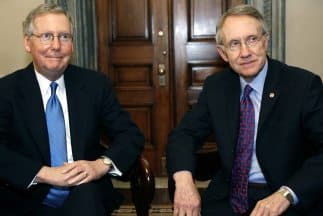Mitch McConnell (izquierda) fue reelecto este jueves como jefe de los republicanos en el Senado, mientras que se espera que Harry Reid sea electo por los demócratas.