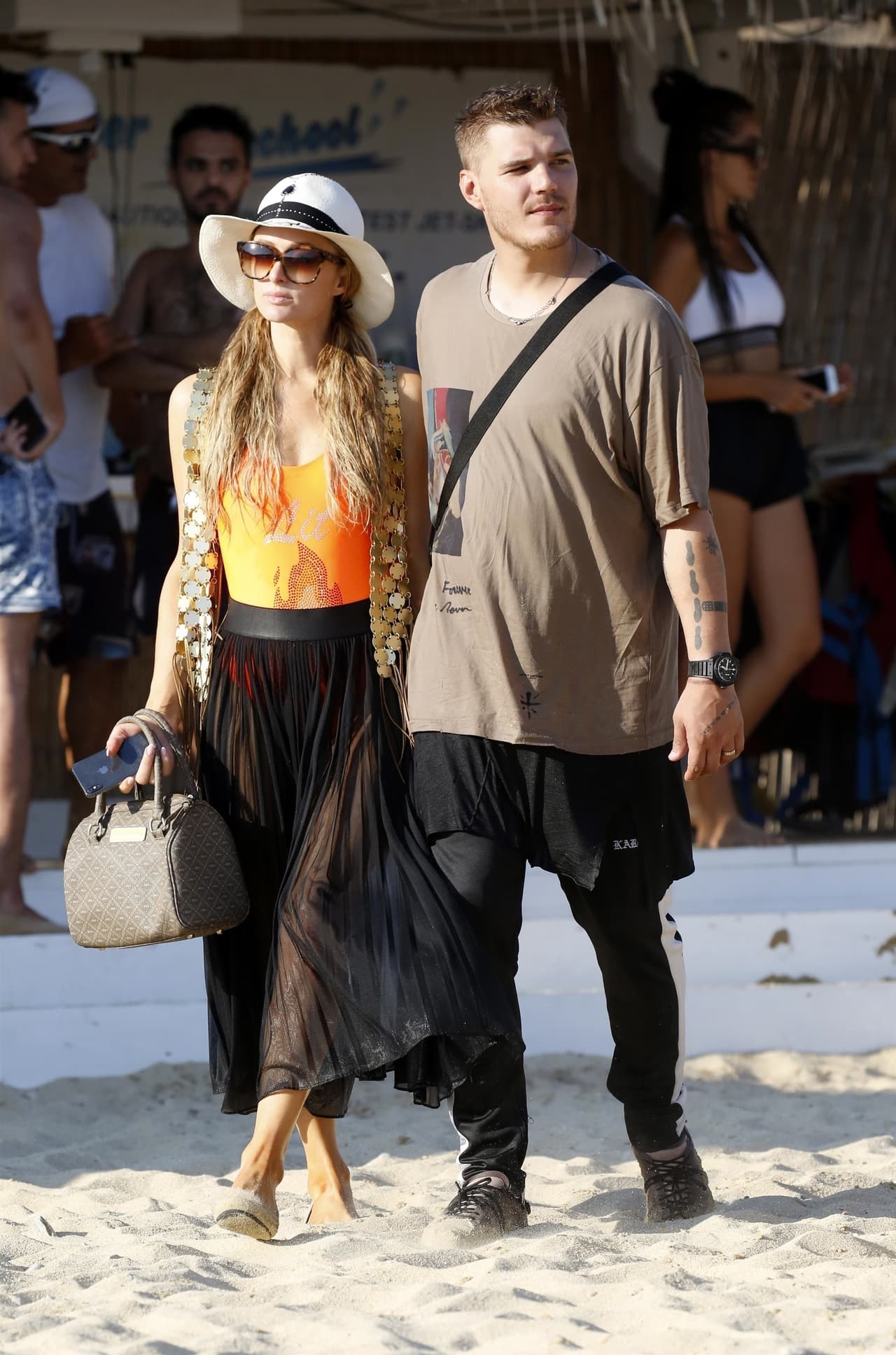 Paris Hilton y su prometido Chris Zylka viajaron hasta Mykonos, Grecia para disfrutar de sus días de verano.