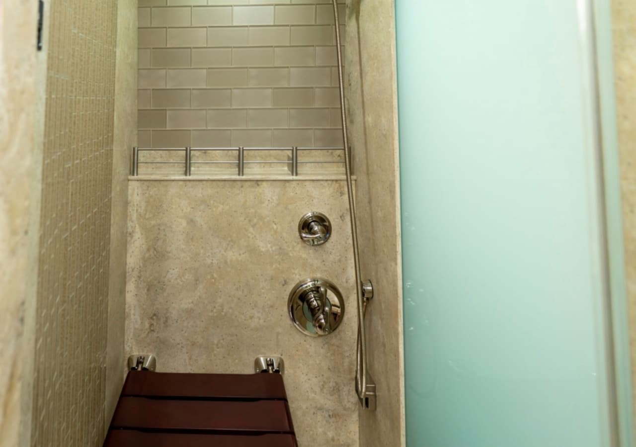 La cual tiene una silla plegable para disfrutar de la ducha.