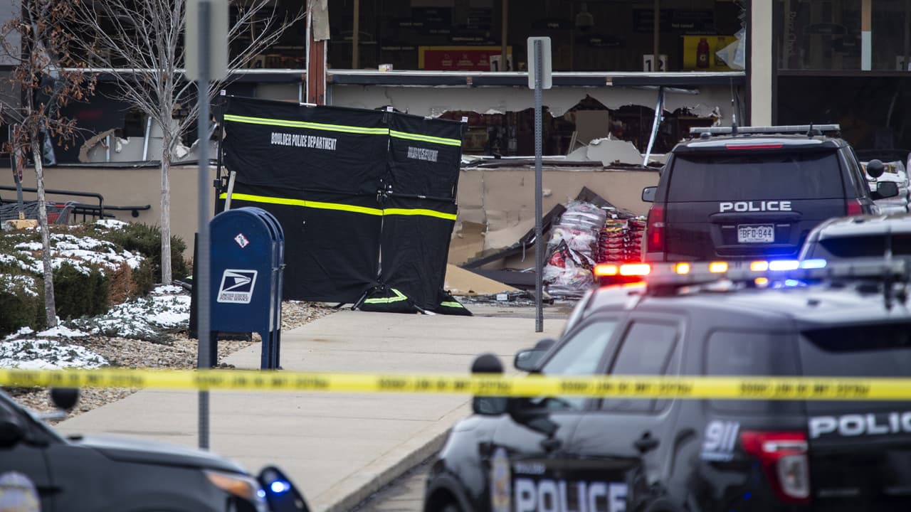 El tiroteo fue perpetrado 10 días después de que 
<a href="https://www.univision.com/noticias/tiroteos/ar-15-el-arma-disparada-en-la-masacre-del-supermercado-en-boulder-colorado">un juez bloqueó una prohibición a los fusiles de asalto</a> aprobada por la ciudad de Boulder en 2018. Esa ordenanza y otra que prohibía los cargadores de gran capacidad fueron promulgadas luego del 
<a href="https://www.univision.com/noticias/edicion-digital/masacre-en-parkland-la-tragedia-que-convirtio-a-los-jovenes-en-activistas-contra-el-uso-de-armas-video">tiroteo de 2018 en la escuela secundaria Marjory Stoneman Douglas de Parkland</a>, Florida, que dejó 17 muertos.