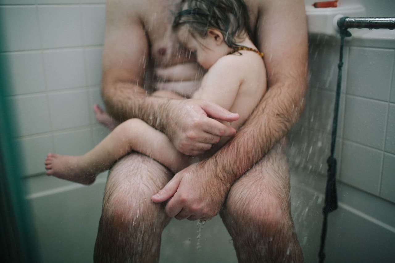 En mayo del 2016, Heather Whitten, fotografío a su esposo e hijo en la ducha. Sin embargo, fue eliminada por la red social Facebook más de tres veces debido a razones que nunca se explicaron a tiempo, pero que tienen que ver con una confusión con pornografía infantil.
<a href="http://nymag.com/betamale/2016/05/naked-dad-shower-sick-son.html">En la foto aparece el marido de Heather consolando a su hijo enfermo de 1 año de edad</a>. Luego de la controversia en las redes, Facebook comunicó: "Esta foto fue borrada erróneamente por nuestro equipo y no viola nuestros Estándares Comunitarios", "Lo sentimos por este error y hemos restaurado la foto a la página."