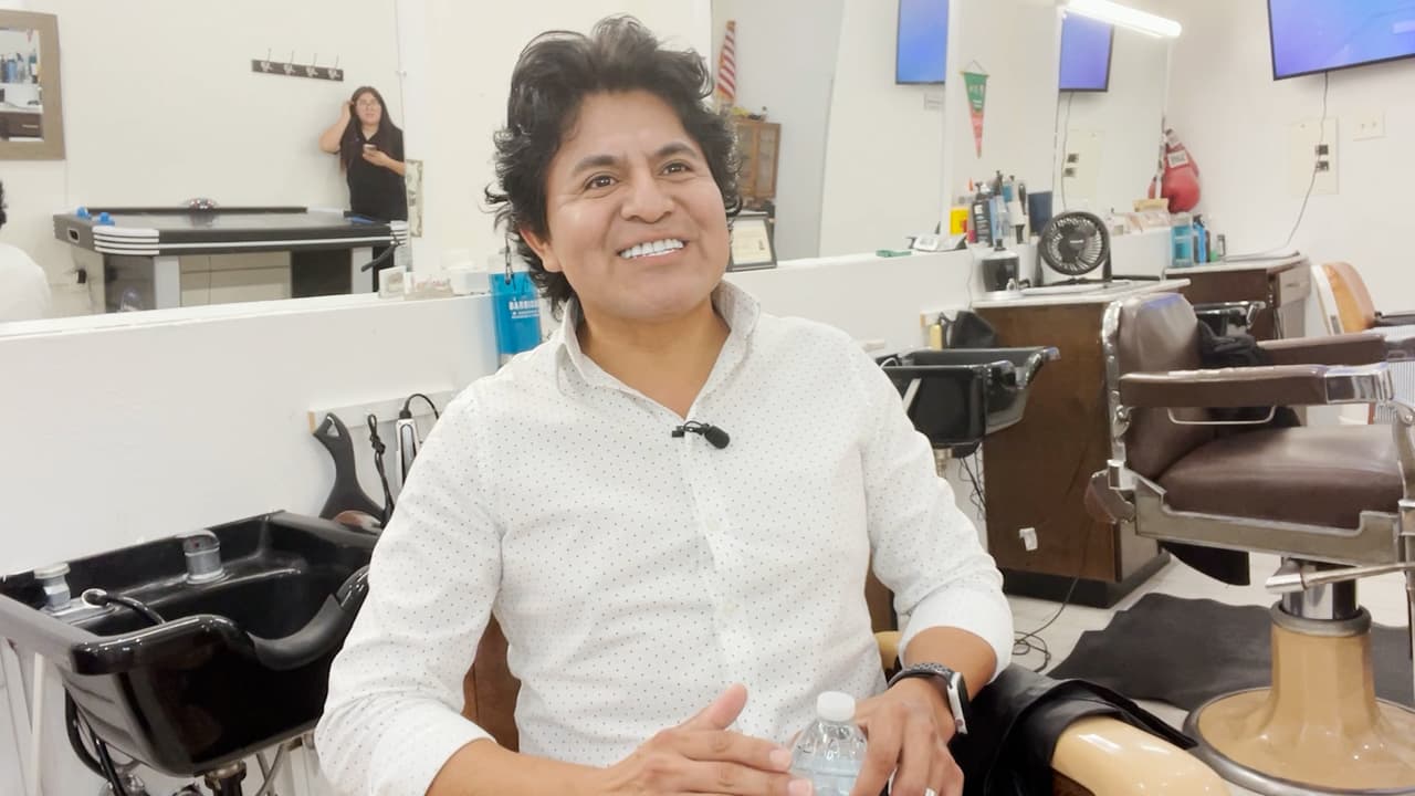 Este inmigrante poblano 'le hace la barba' a políticos en Arizona