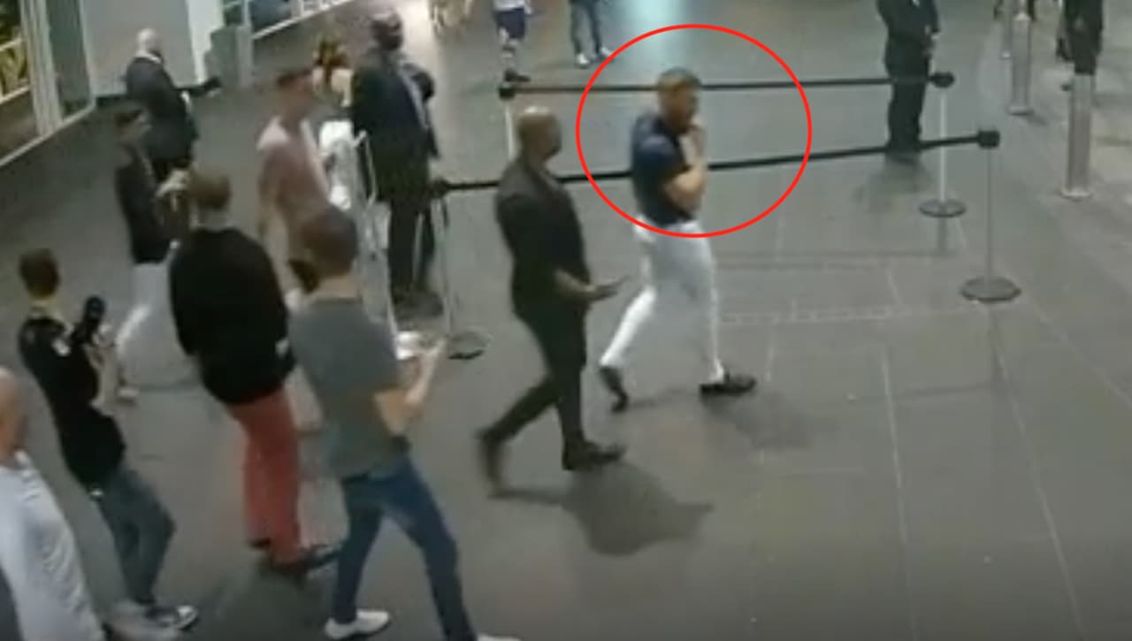 A las 5:00 del lunes 11 de marzo, el luchador salía de la discoteca ‘Liv’ en el Hotel Fontainebleau, seguido por sus guardaespaldas y varios fanáticos.