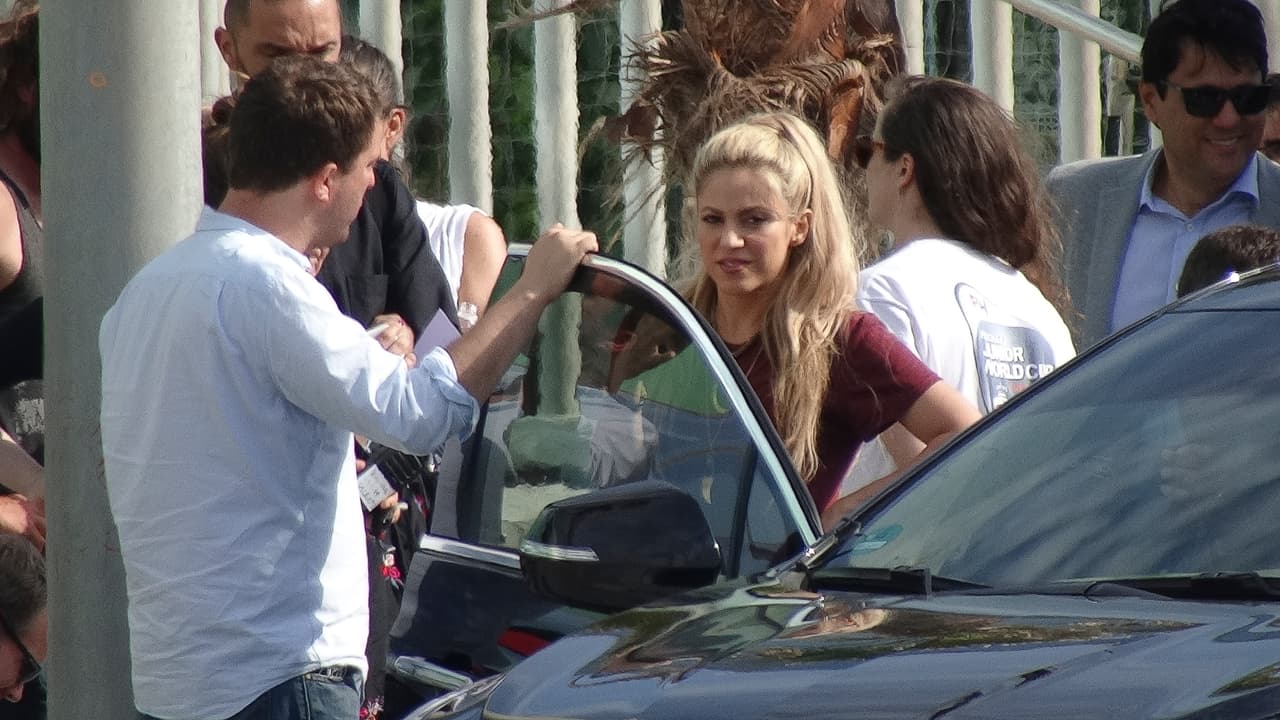 Shakira, con pantalones de cuero en la primera de Barcelona, y una gorra que dice "I love Barcelona".