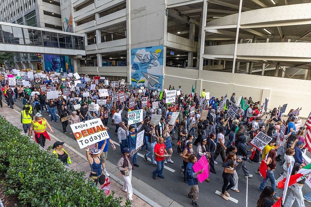 Mientras en una parte de la ciudad Willy Aceituno enfrentaba las consecuencias de 
<b><a href="https://www.univision.com/local/los-angeles-kmex/retorica-antiinmigrante-estados-unidos-deportaciones-2025" target="_blank">la detención por perfil racial de los agentes de la Patrulla Fronteriza</a></b>, en otra parte de Charlotte, cientos de personas marchaban contra el operativo de migración en Carolina del Norte.