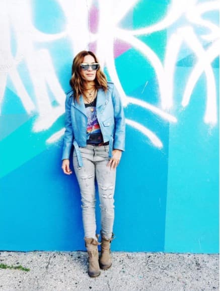 Una buena idea es usar mezclilla en distintos tonos, tal y como lo hizo Karla.