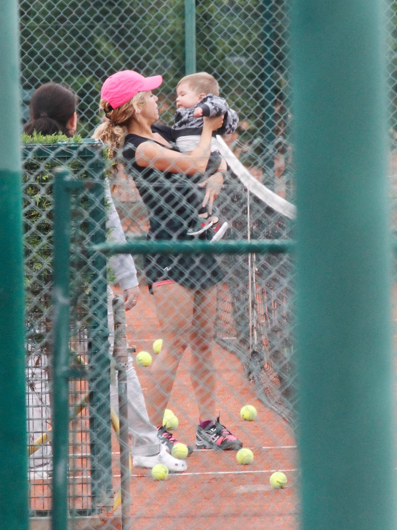 Shaki no descuida a sus hijitos.