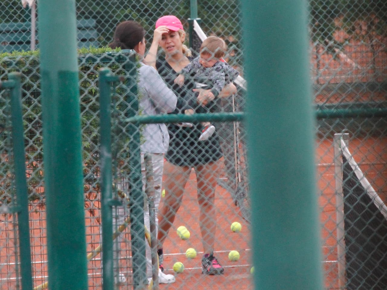 Platicó con su empleada.