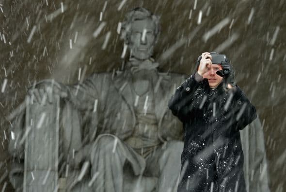 Las fuertes nevadas no desanimaron a los visitantes del Lincoln Memorial en Washington, DC.