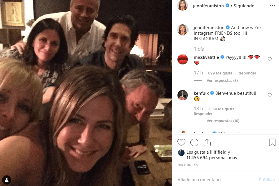 La primera fotografía que publicó Jennifer Anniston en Instagram, fue un selfie con el elenco de ‘Friends’.