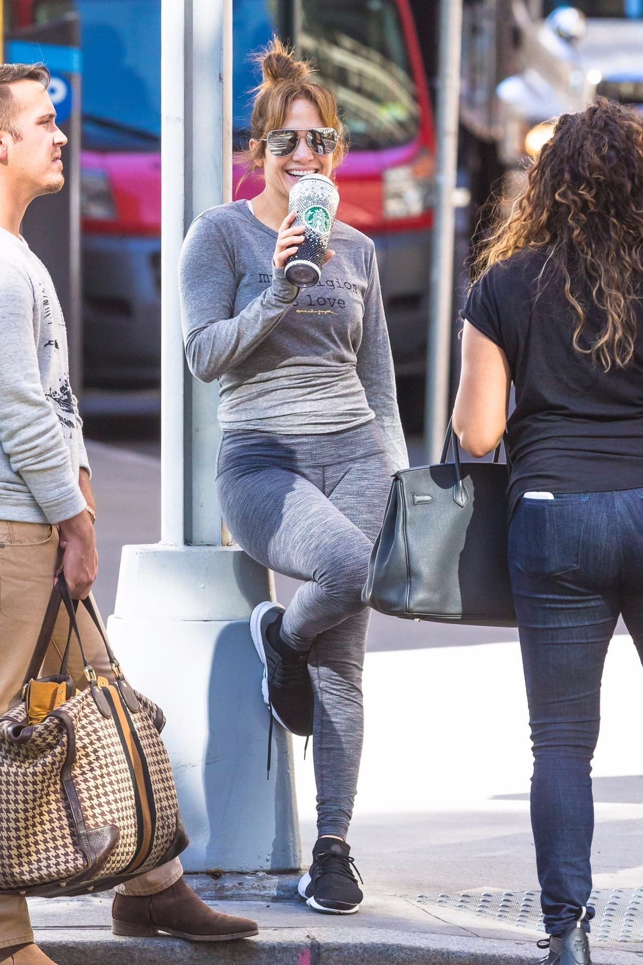 Se trata de un vaso de Starbucks cubierto completamente de cristales.