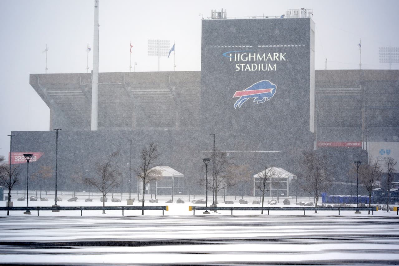 Algunas regiones del condado Erie, donde se encuentra el estadio de los Bills, están bajo una advertencia de nieve que se prolongará hasta el lunes 2 de diciembre por la noche. 
<br>
<br>Medios locales reportan que, en las zonas más afectadas, se reportaron más de 20 pulgadas de nieve. 
<br>