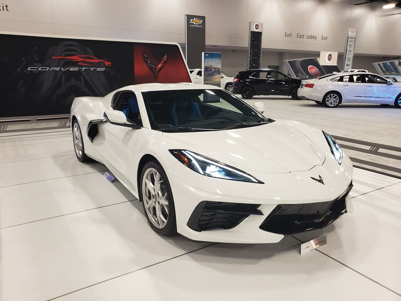 <b>Chevrolet Corvette 2020</b>
<br>
<br>Otro deportivo que ha acaparado las miradas de todos es el Chevrolet Corvette 2020 que, tras recurrir a una arquitectura de motor central, da inicio a una nueva era con la que pretende alcanzar niveles aún más altos de desempeño. Su motor, denominado LT2, es un V8 atmosférico de 6.2 litros con la capacidad de desarrollar 495 caballos de fuerza y 470 lb-pie de torque; y su transmisión es una automática M1L de 8 velocidades y doble embrague, desarrollada en colaboración con el equipo de Tremec.