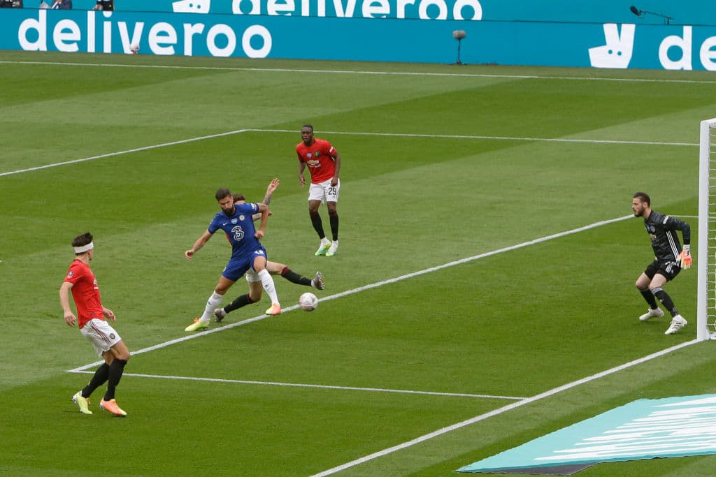 Manchester United 1-3 Chelsea | Oliver Giroud (45+11’) adelantaba a los de Lampard. Mount (46’) hizo el segundo y Maguire (74’) sepultó a los de Manchester con un autogol. El descuento llegó de los botines de Bruno Fernandes quien cobró una pena máxima. Chelsea se enfrentará al Arsenal en la final de la FA Cup, una de las competiciones más añejas del futbol mundial.