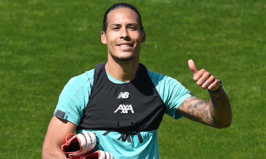 Virgil Van Dijk, el líder de la defensa del campeón de Europa listo para entrenar.