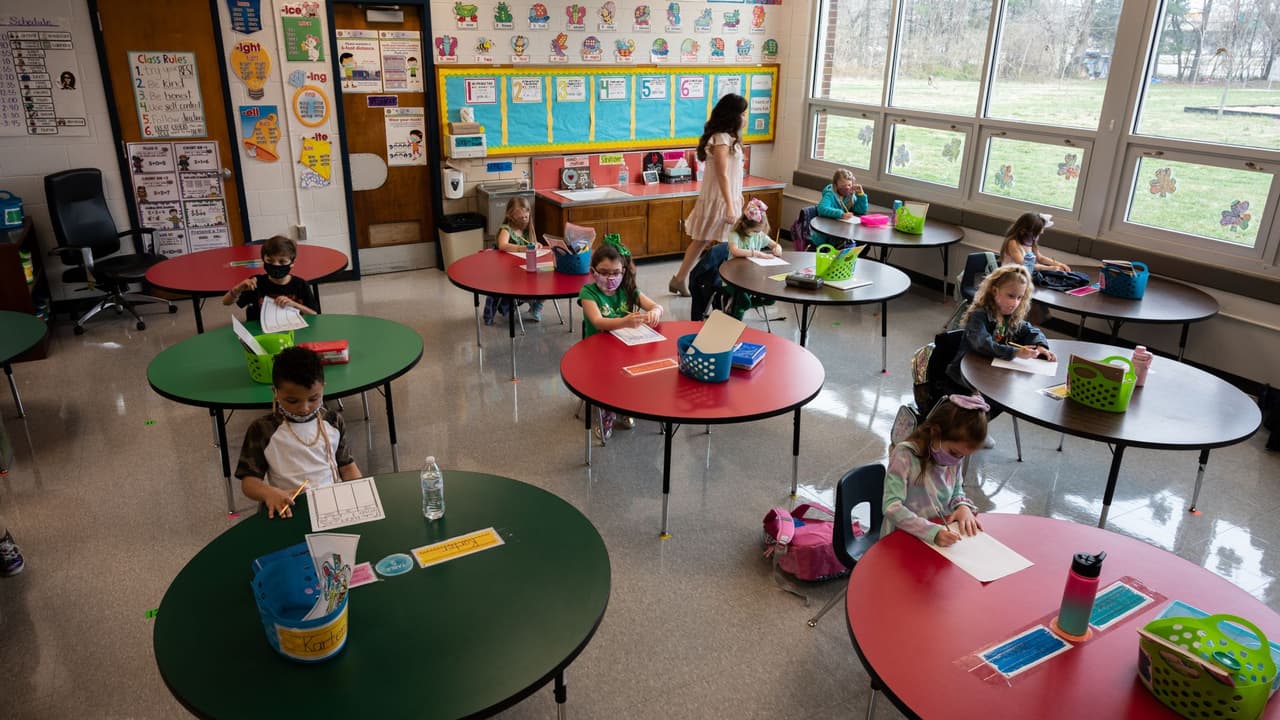 Los pupitres separados a por lo menos tres pies, estaciones desinfectantes y señalamientos sobre distanciamiento social son algunos de los cambios en las escuelas del Distrito Escolar Unificado de Oakland.