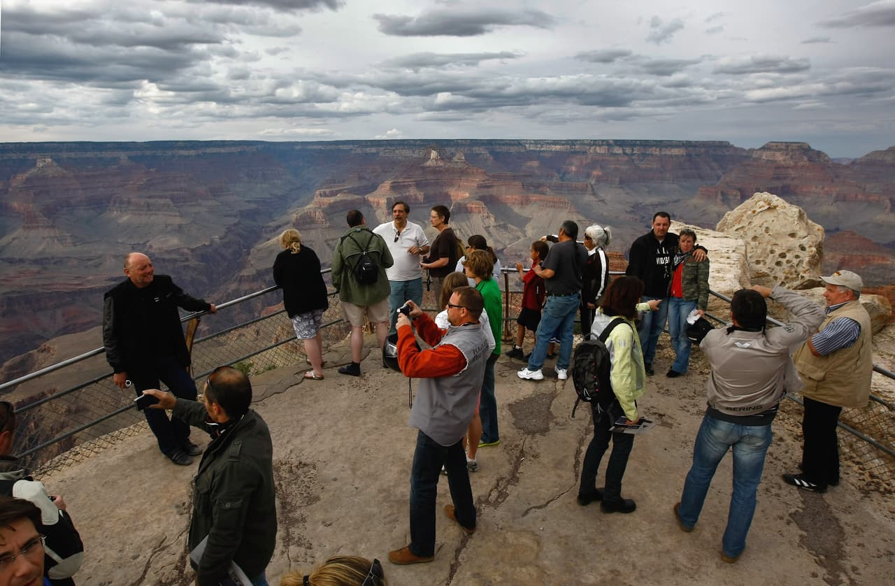Turistas se toman fotos en Mather Point, en el Parque Nacional del Gran Cañón, el 10 de junio del 2009 en Arizona.