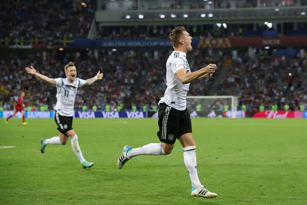 De manera impensable, increíble, inverosímil y contra todo pronóstico, con un hombre menos y en tiempo de reposición, Alemania nunca dejó de pelear y venció 2-1 a Suecia para serguir con esperanzas.