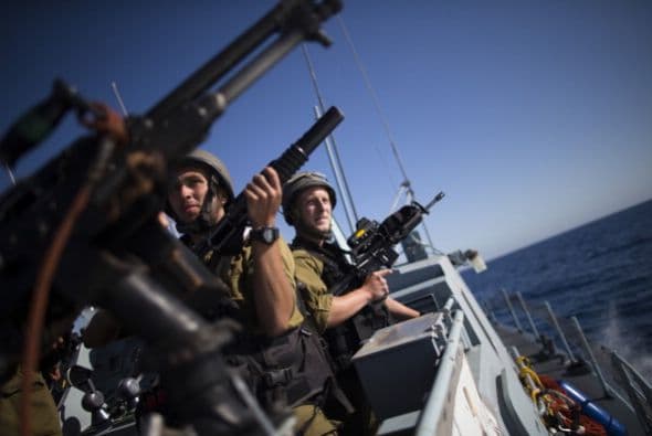 Los próximos pasos del movimiento islamista Hamás y de Israel son claves para detener la espiral de violencia que estalló el miércoles en la zona, en un aparente intento de la Yihad Islámica de arrastrar a ambas partes a un nuevo conflicto armado. "Israel considera a Hamás responsable de todo lo que ocurre (en Gaza): es el que ejerce la soberanía y el que debe responder por todo lo que ocurre", declaró un alto mando militar israelí en la zona, que reconoció que en los últimos meses no ve a milicianos de este grupo "participar en acciones terroristas". Para la Yihad Islámica, lanzar cohetes es "un medio excelente para avergonzar a Hamás, con el fin de demostrar que son ellos los que definen la agenda (política) en Gaza, mientras Hamás ha abandonado la yihad y la resistencia (armada) en busca del poder", escribe hoy el experto israelí en asuntos árabes y de Oriente Medio, Avi Isajarov. Organización mucho más pequeña, versátil e ideológica que Hamás, y sobre todo sin responsabilidades de gobierno, la Yihad trata de reavivar la lucha armada y "hace grandes esfuerzos para arrastrar (a ambas partes) a un nuevo conflicto", apelando en esta ocasión a la muerte de tres de sus hombres. Netanyahu debe decidir ahora "si quiere más violencia o seguir el toma y daca habitual con las milicias", subraya el académico.