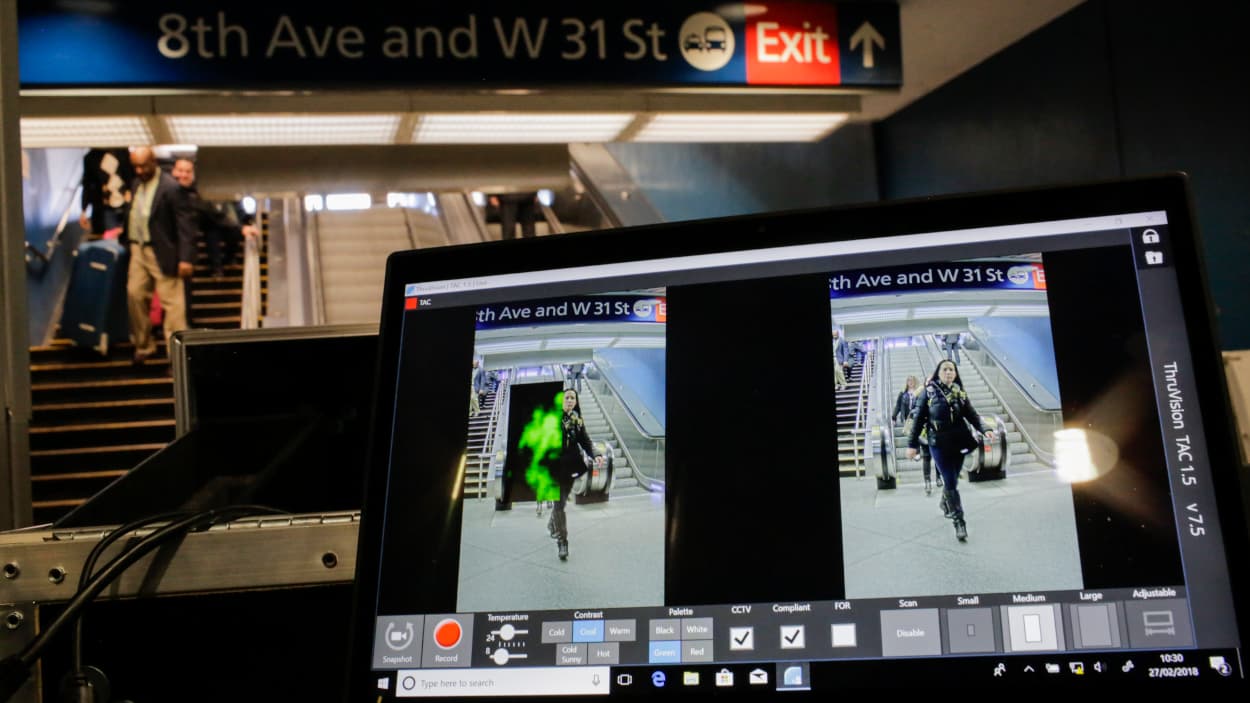 Los dispositivos pueden identificar elementos escondidos en el cuerpo de una persona, así lo tenga escondido en la espalda.