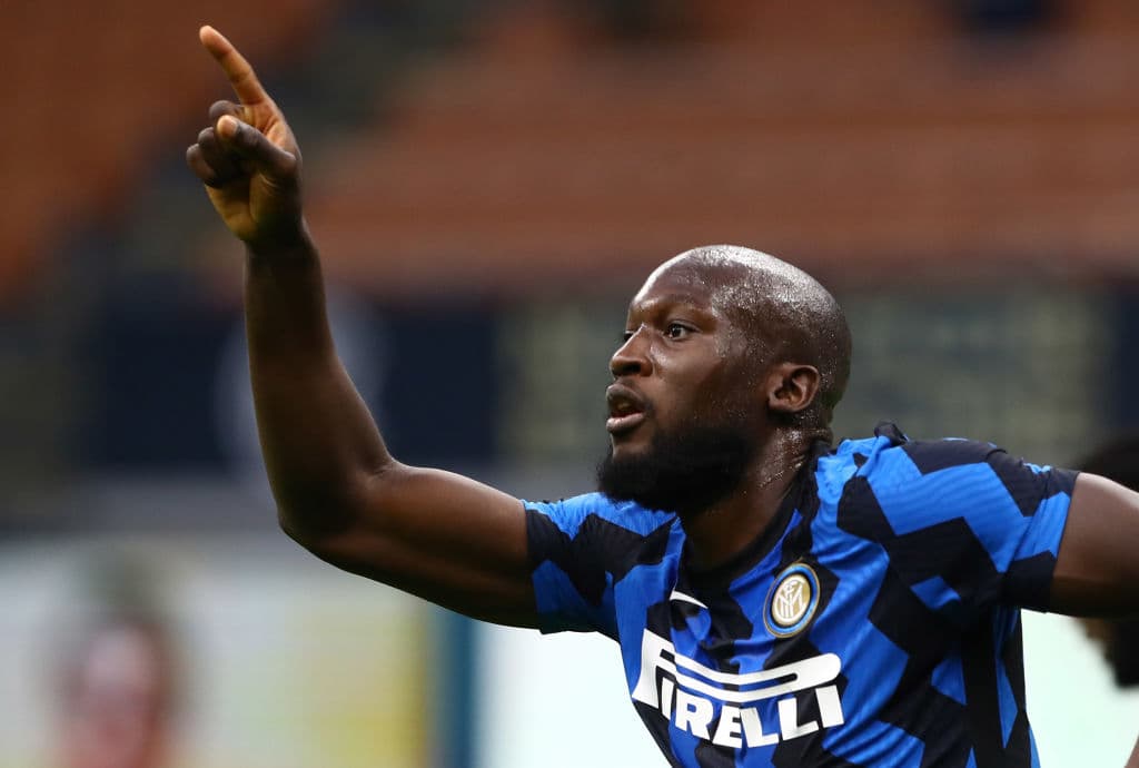 El primer gol de Zlatan (13’, 16’) fue cobrando un penal que atajaba Handanovic, pero el sueco la metió en un segundo toque; el segundo fue de una espectacular volea. Lukaku (29’) descontó por el Inter. Milan se medirá al Celtic en la Europa League y el Inter enfrentará al Mönchengladbach en la Champions.