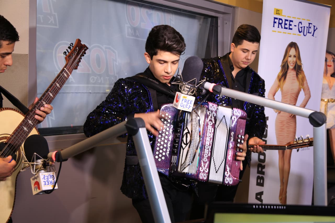 Antes de terminar la entrevista, los muchachos complacieron a 
<b><a href="http://www.twitter.com/labronka">La Bronca</a></b> con una última canción.