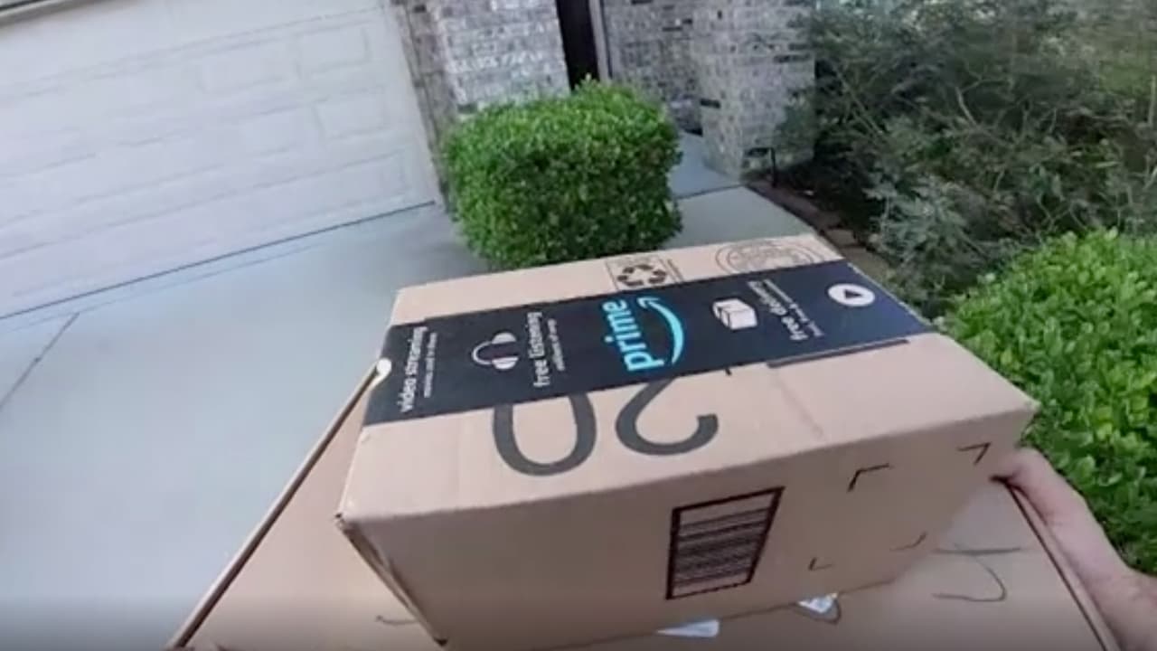 Otra opción es utilizar los casilleros que por ejemplo Amazon tiene en algunas tienda, solo elige esa opción de entrega al pagar y busca el más cercano, no hay costo adicional para ese servicio.