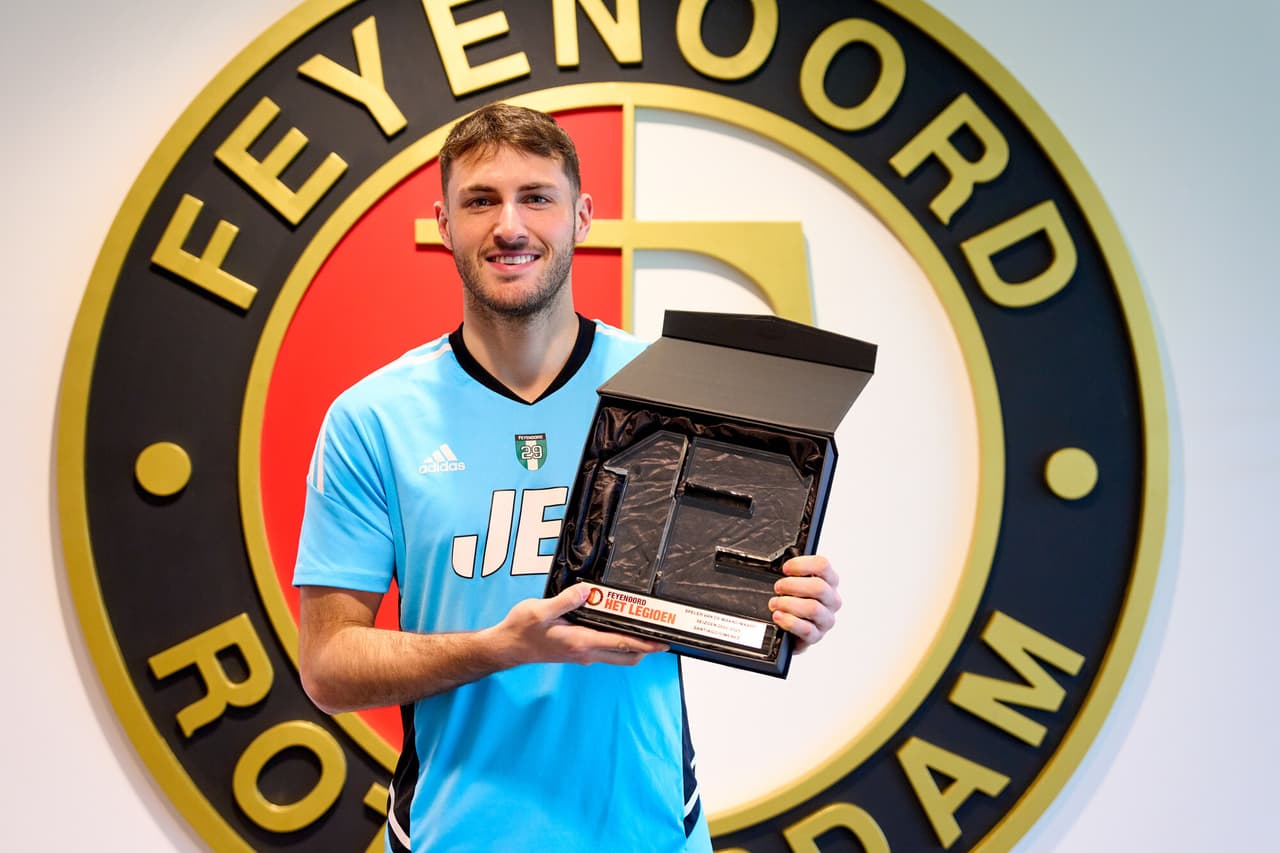 ¡No lo rompas! Feyenoord trolea a Santi Giménez con su premio