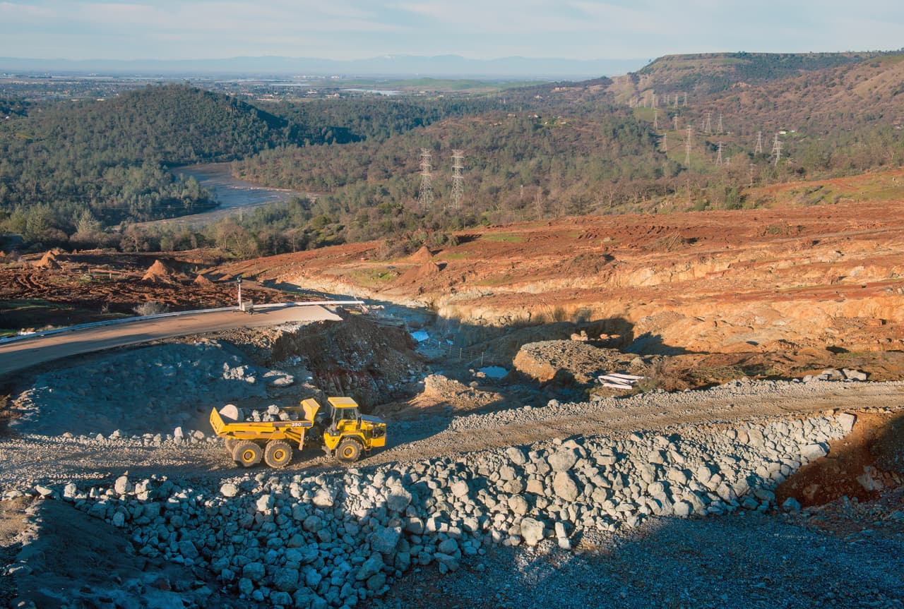 El martes 14 de febrero ya se había levantado un muro adicional frente al dique, donde trabajaban las máquinas sin cesar.