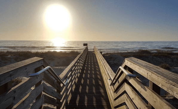 <b>Glory Beach</b>
<br>Sitio web: 
<a href="https://www.jekyllisland.com/activities/beaches/glory-beach/">https://www.jekyllisland.com/activities/beaches/glory-beach/</a> 
<br>
<b><a href="https://goo.gl/maps/d2M14TUr7xsSp6gQ8">Cómo llegar</a> </b>
<br>
<br>La elegante brisa marina y las prístinas dunas de arena bordean Glory Beach Park en el extremo sur de Jekyll Island. Te sorprenderá lo amplia que es esta playa.